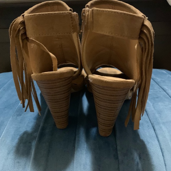 Boutique sz 9.5 fringe, tan, peep-toe heels - Picture 3 of 4